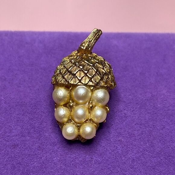 💛 Rare Antique Gold Plated Pearl Acorn Pin Brooch - Picture 1 of 3